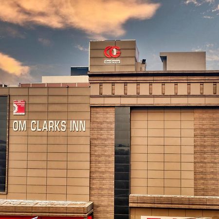 OM Clarks Inn Raebareli Bagian luar foto