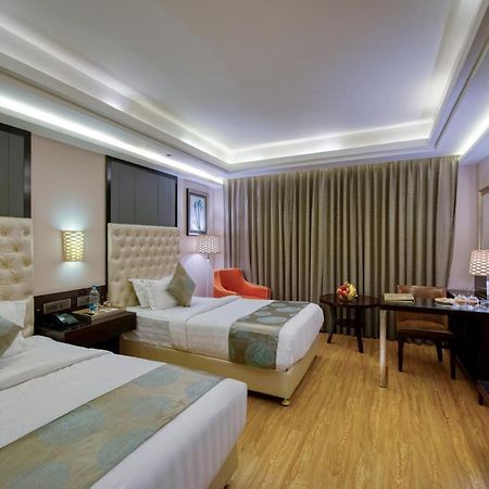 OM Clarks Inn Raebareli Bagian luar foto