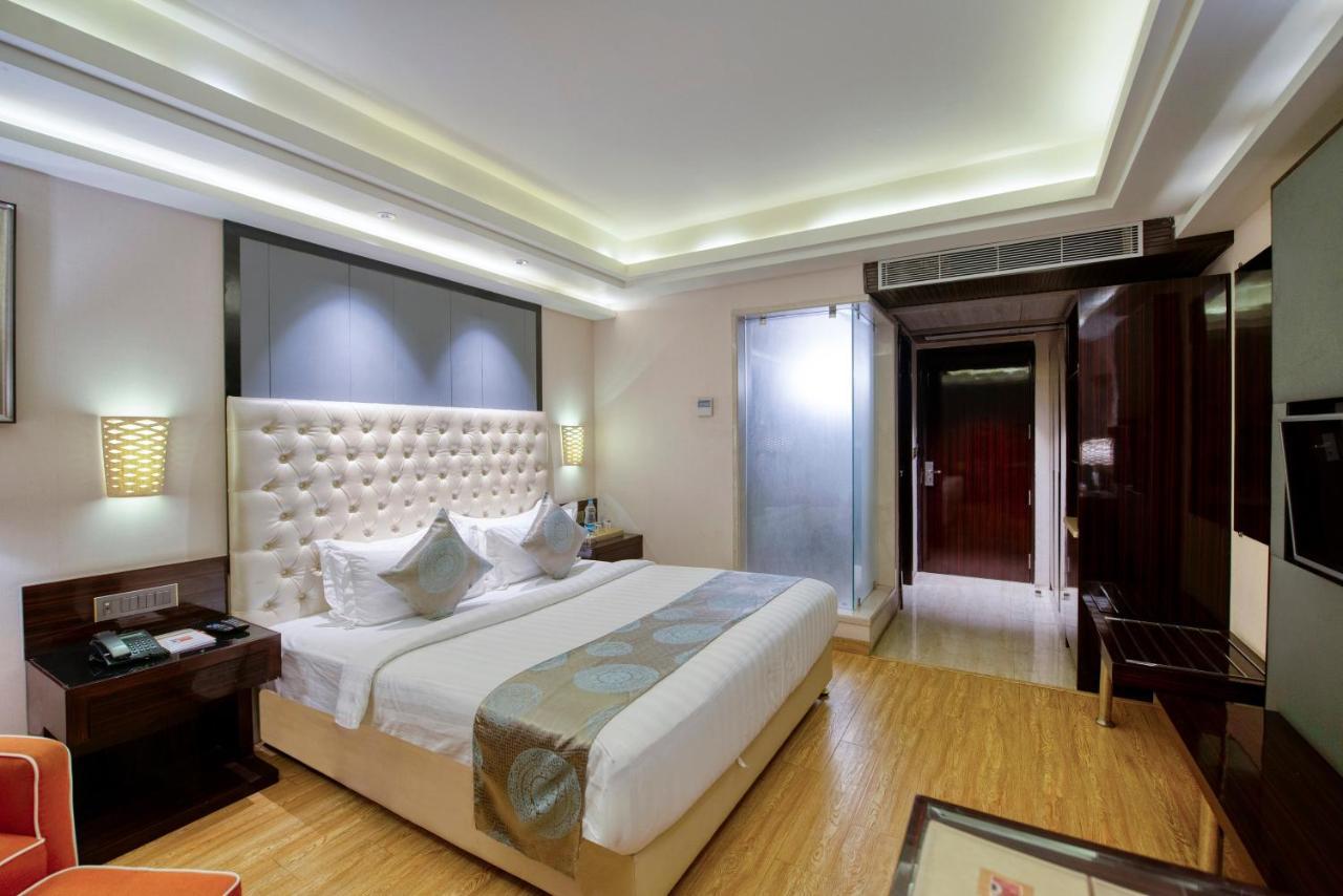 OM Clarks Inn Raebareli Bagian luar foto