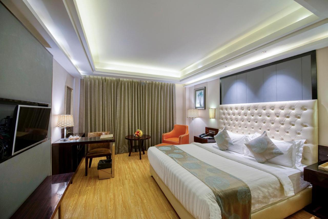OM Clarks Inn Raebareli Bagian luar foto
