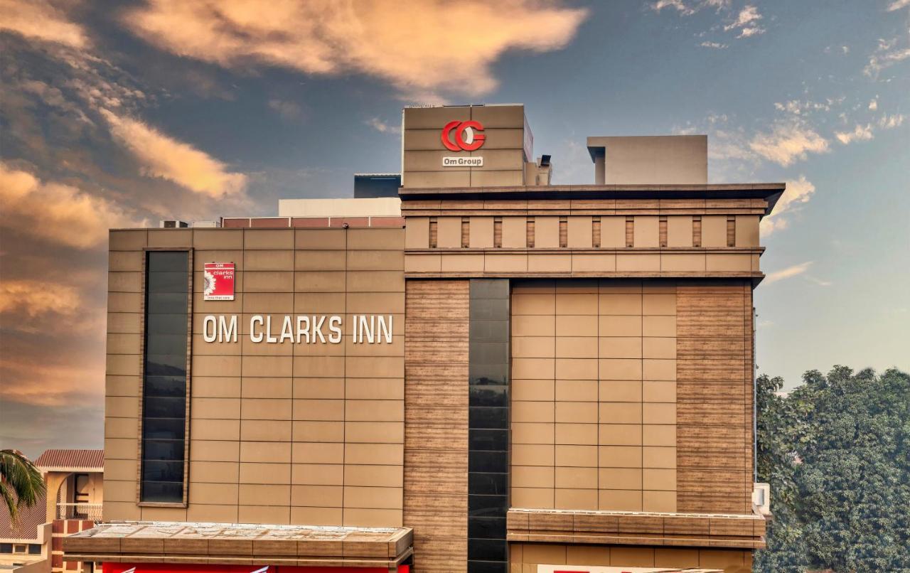 OM Clarks Inn Raebareli Bagian luar foto