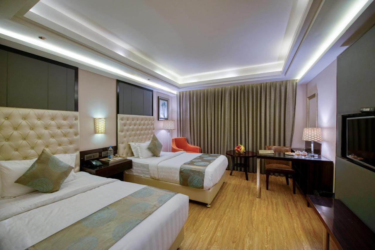 OM Clarks Inn Raebareli Bagian luar foto
