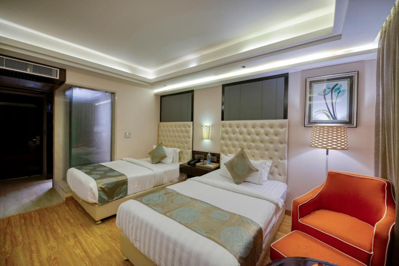 OM Clarks Inn Raebareli Bagian luar foto