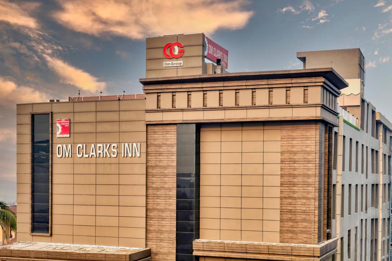 OM Clarks Inn Raebareli Bagian luar foto