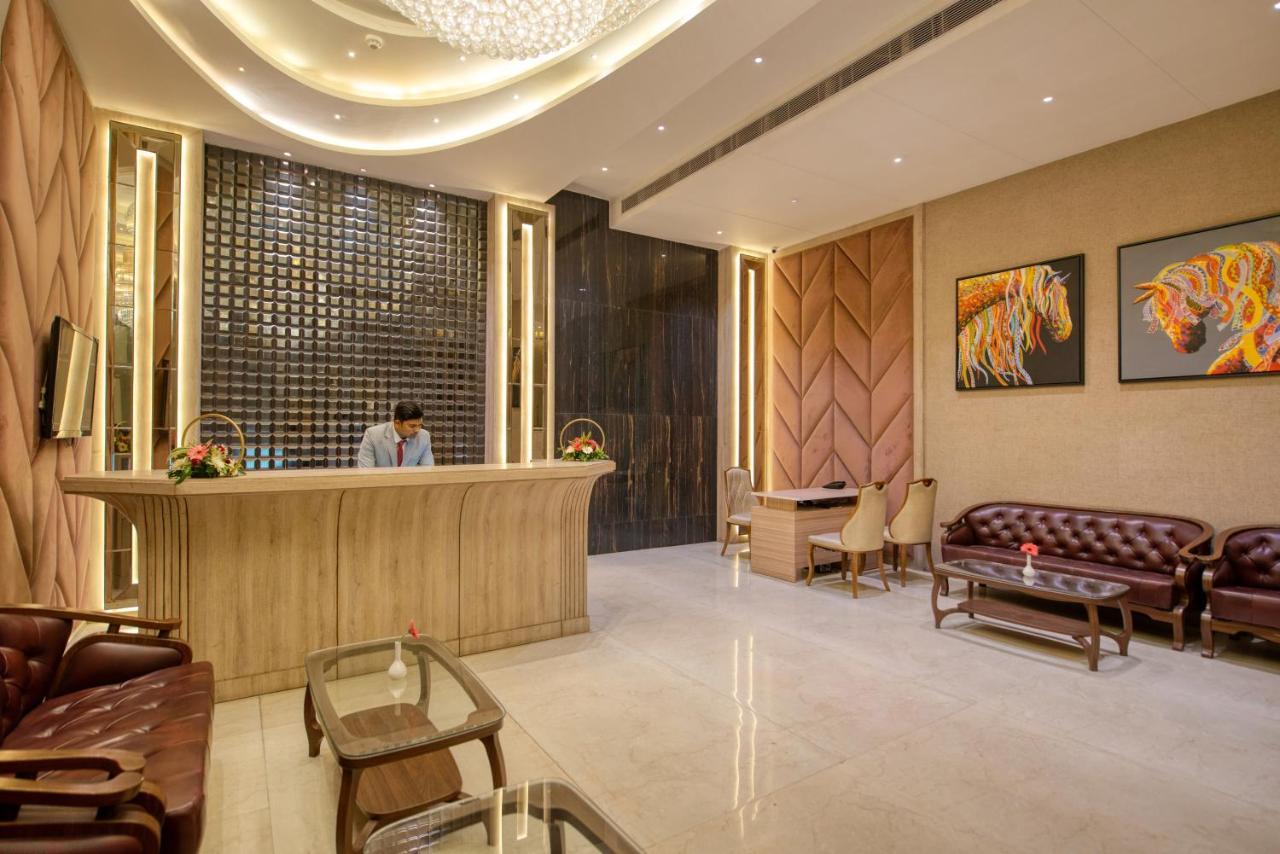 OM Clarks Inn Raebareli Bagian luar foto