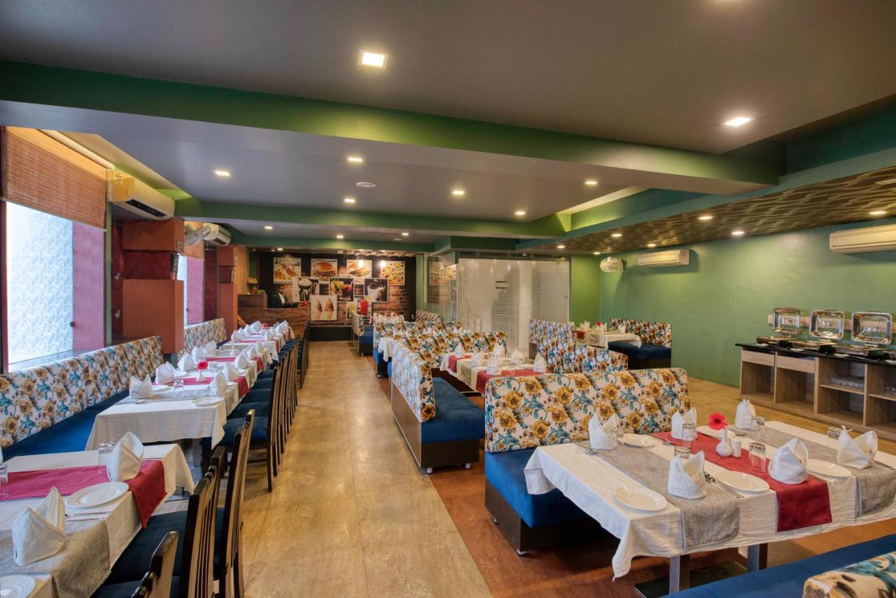 OM Clarks Inn Raebareli Bagian luar foto