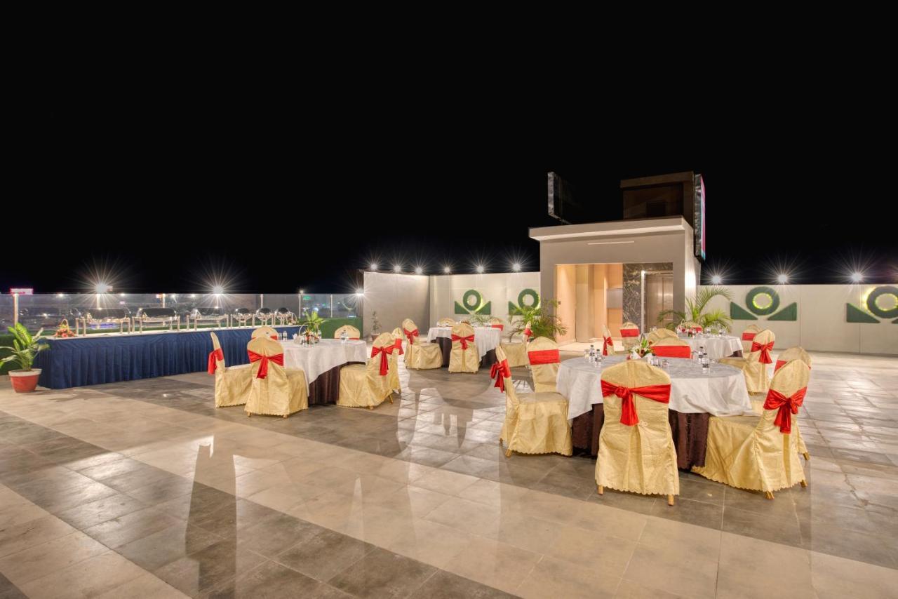 OM Clarks Inn Raebareli Bagian luar foto