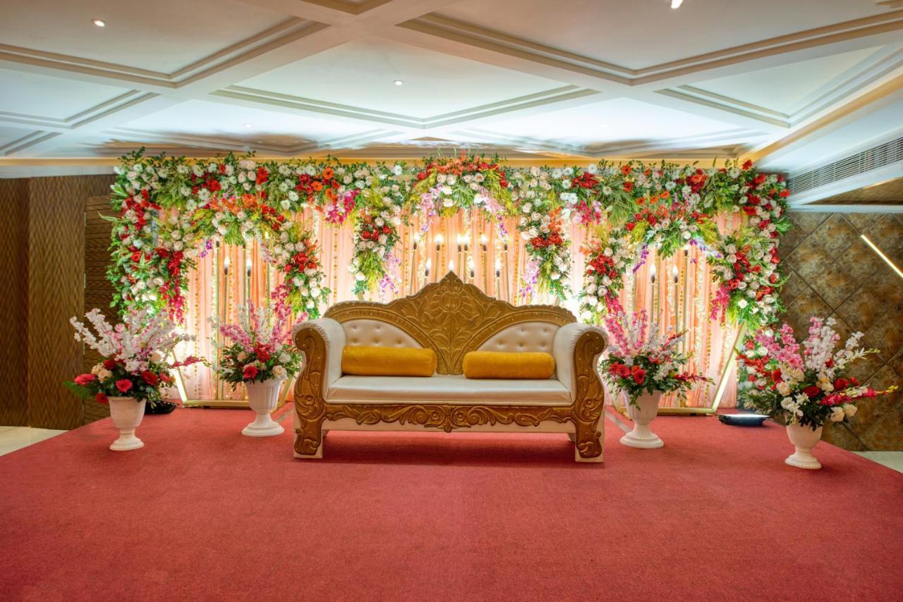 OM Clarks Inn Raebareli Bagian luar foto