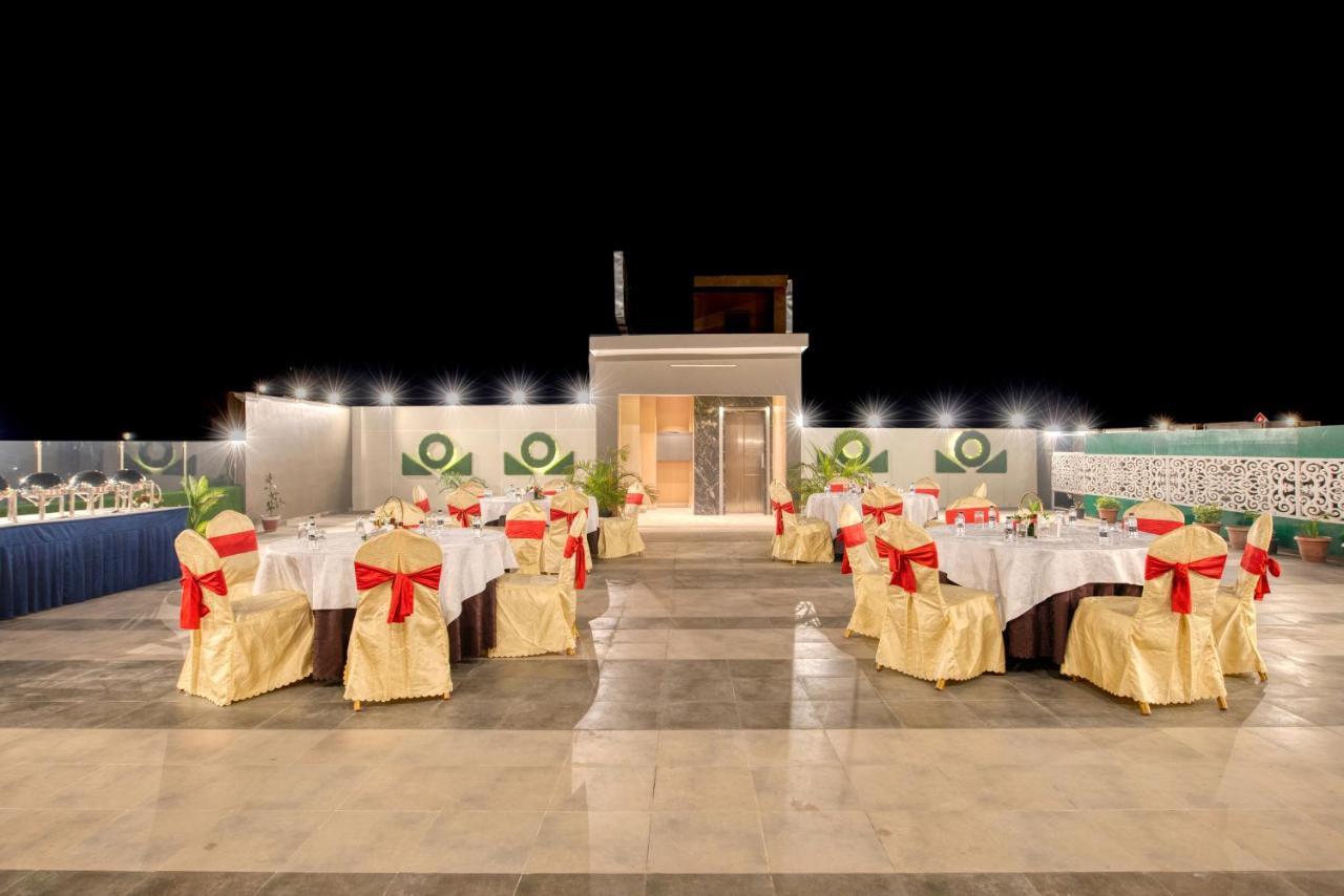 OM Clarks Inn Raebareli Bagian luar foto
