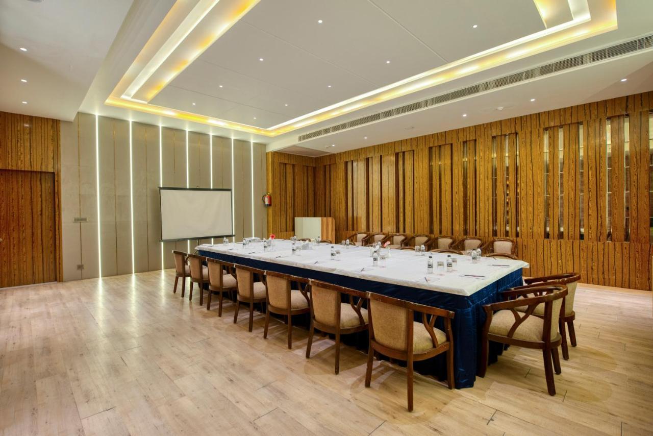 OM Clarks Inn Raebareli Bagian luar foto