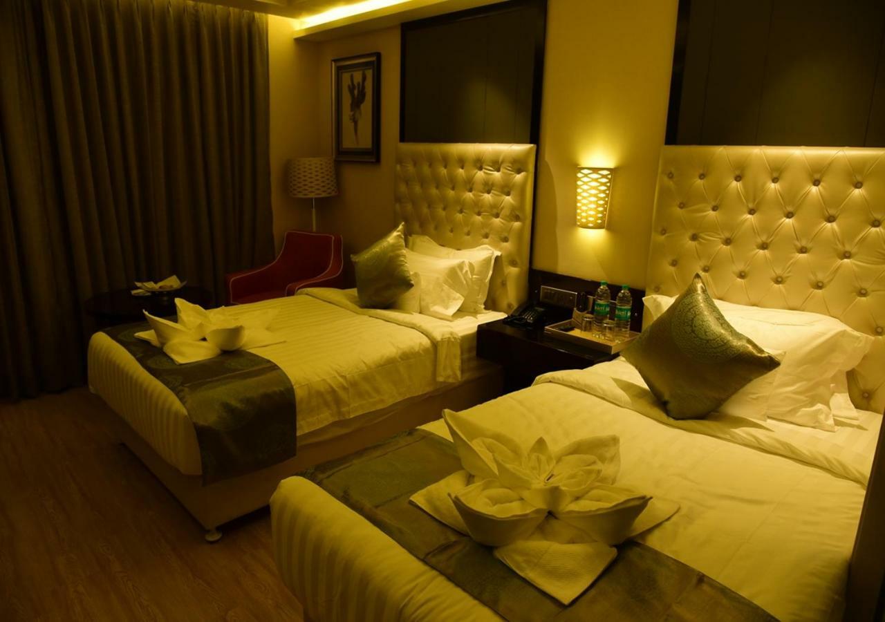 OM Clarks Inn Raebareli Bagian luar foto