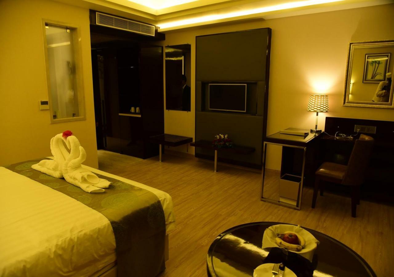 OM Clarks Inn Raebareli Bagian luar foto