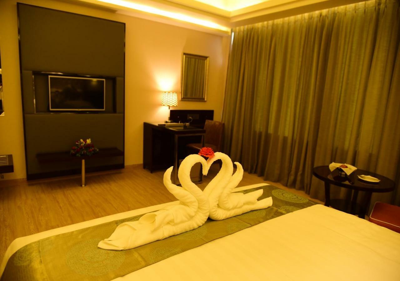 OM Clarks Inn Raebareli Bagian luar foto