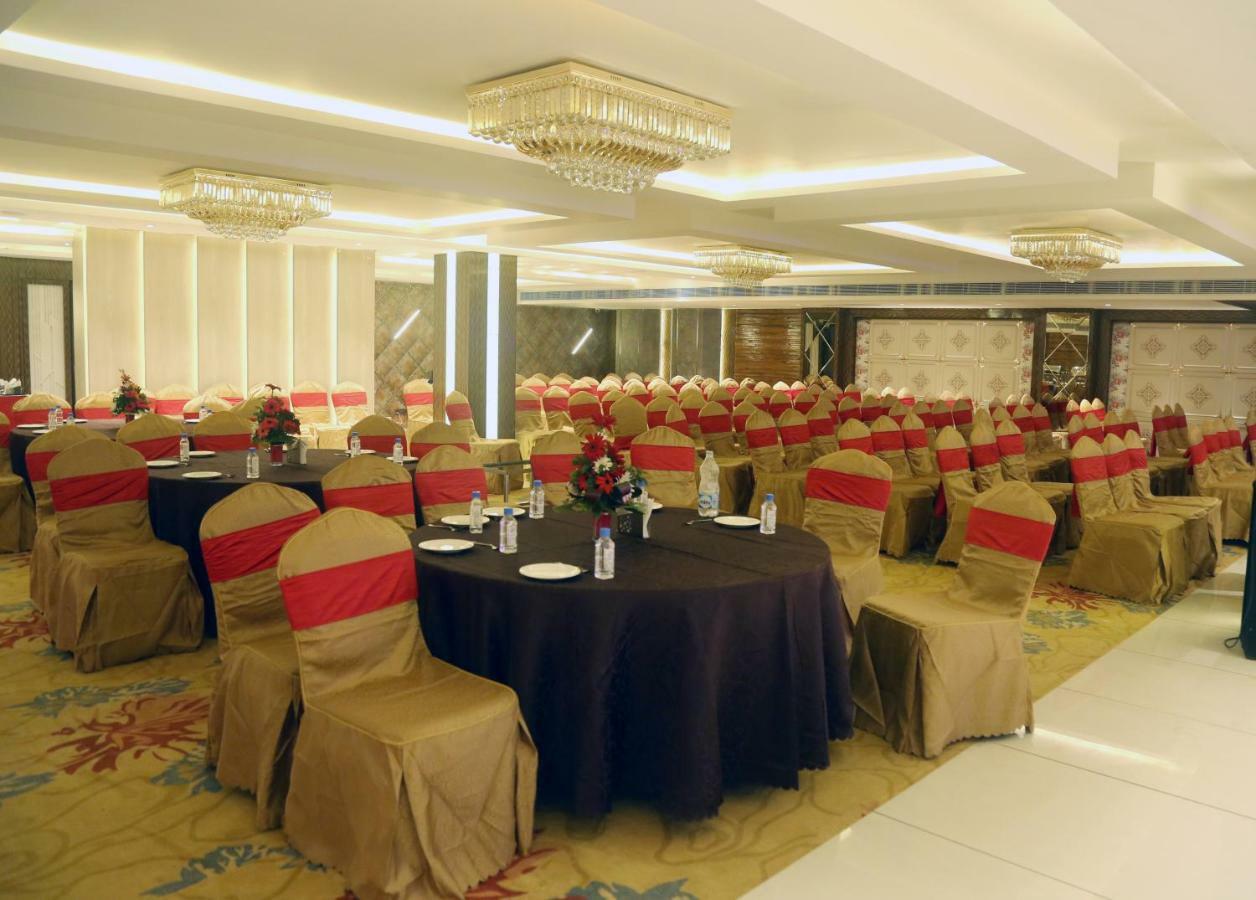 OM Clarks Inn Raebareli Bagian luar foto