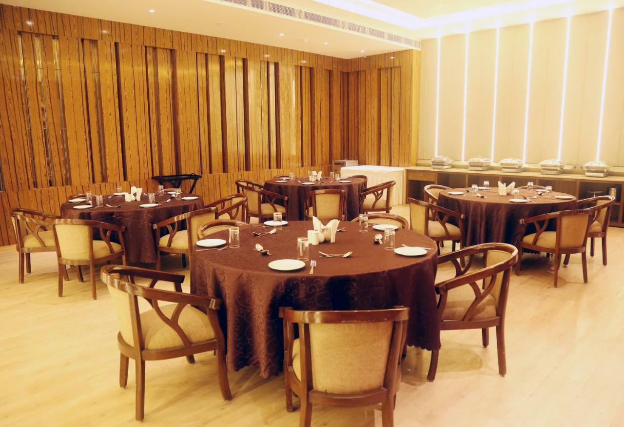OM Clarks Inn Raebareli Bagian luar foto