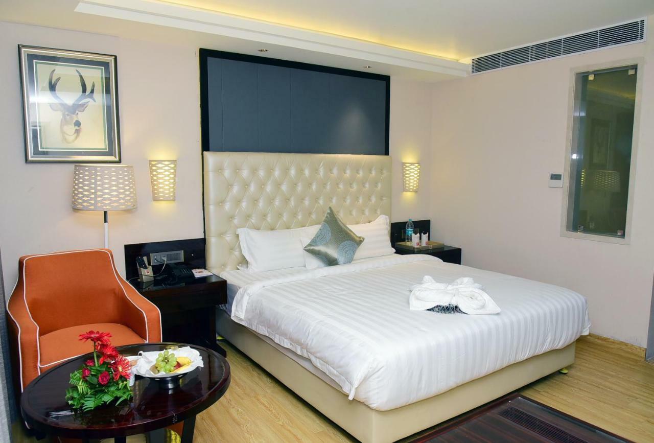 OM Clarks Inn Raebareli Bagian luar foto