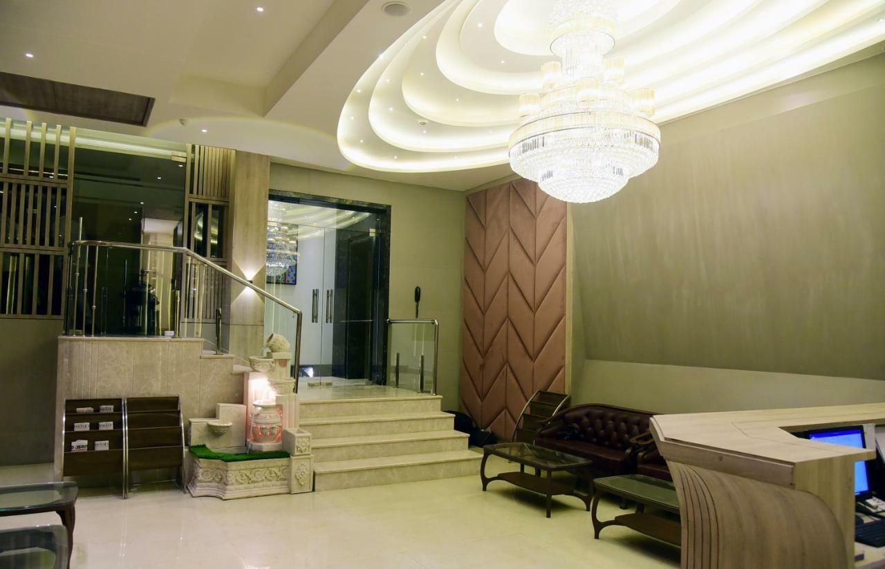 OM Clarks Inn Raebareli Bagian luar foto