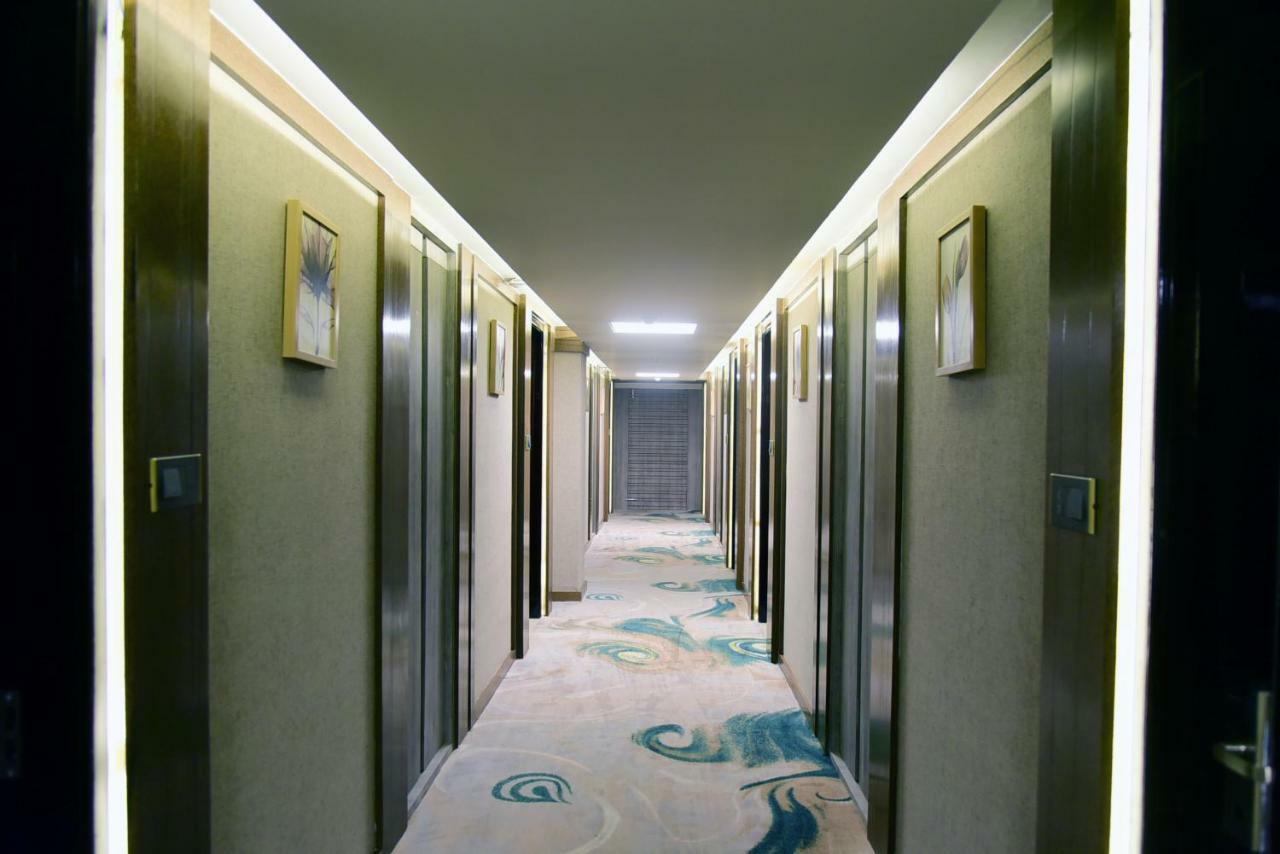 OM Clarks Inn Raebareli Bagian luar foto