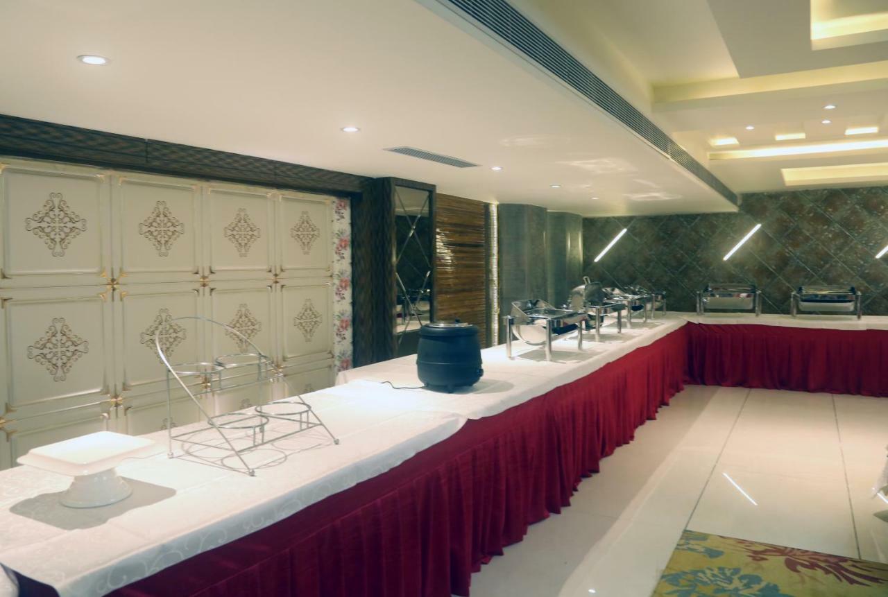 OM Clarks Inn Raebareli Bagian luar foto