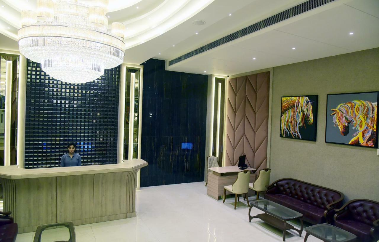 OM Clarks Inn Raebareli Bagian luar foto