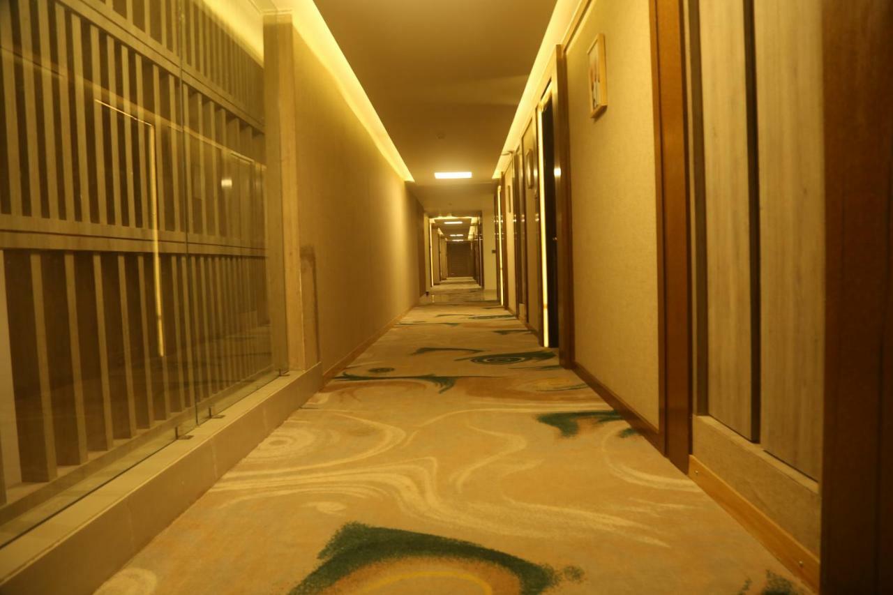 OM Clarks Inn Raebareli Bagian luar foto