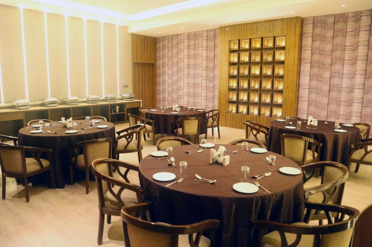 OM Clarks Inn Raebareli Bagian luar foto